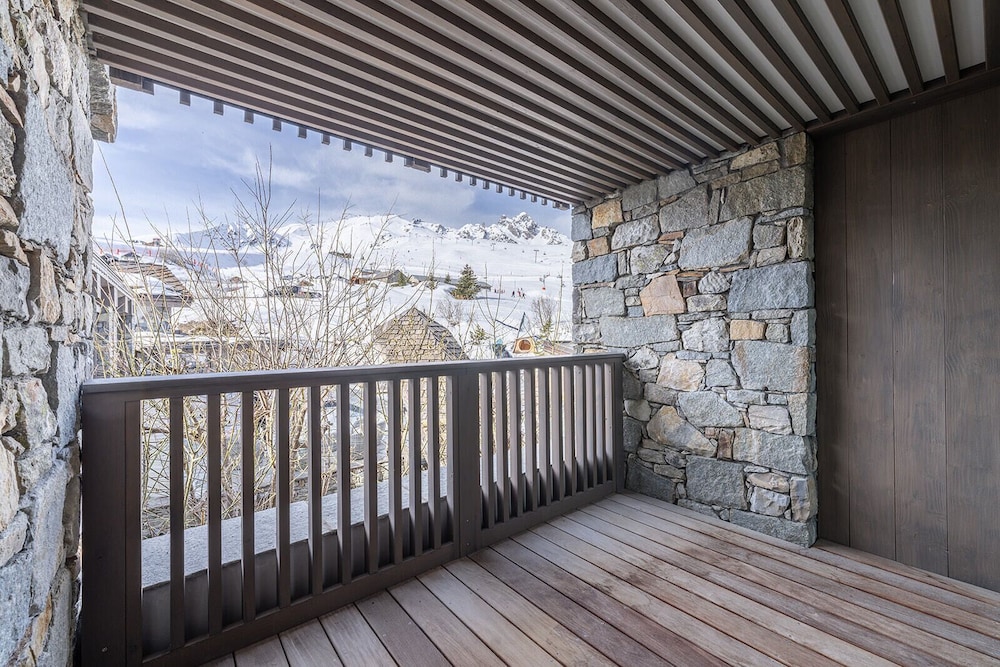 Room (Saulire, view on the terrace)