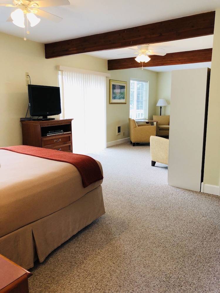 Family Room, Multiple Beds (1 King Bed and 1 Queen Bed) photo 2