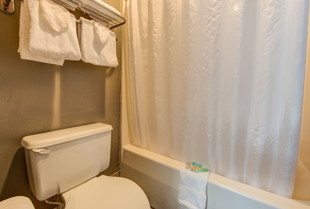 Room, 2 Queen Beds (No Pets) - Photo 5