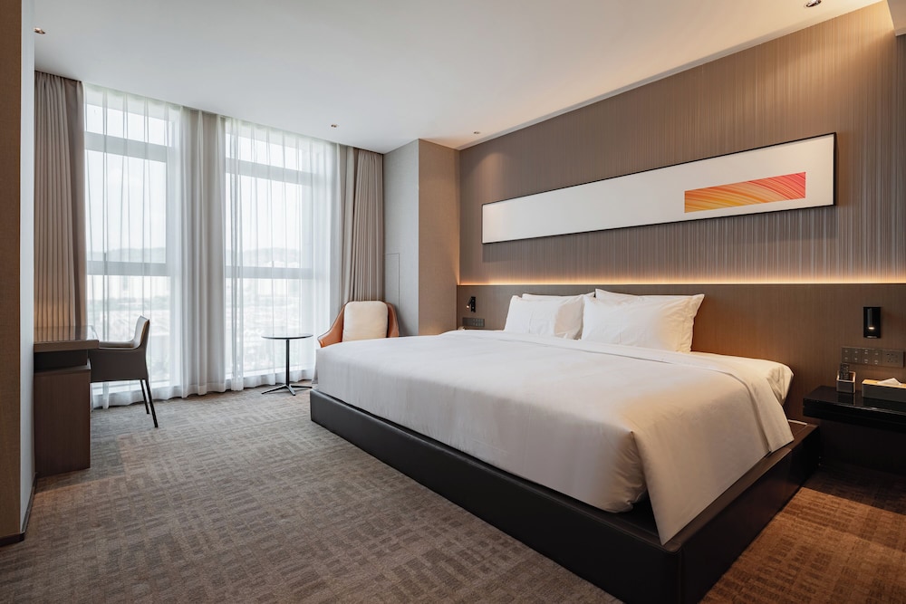 Exclusive Triple Room, City View