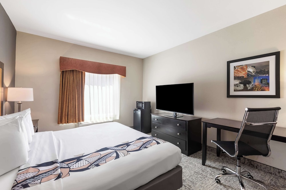 Standard Room, 1 King Bed, Accessible, Refrigerator & Microwave - Photo 3