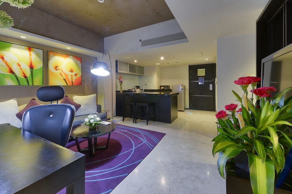 Executive Suite, 2 Twin Beds - Photo 19