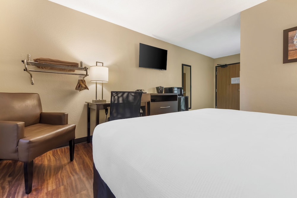 Room, 1 King Bed, Accessible - Photo 3