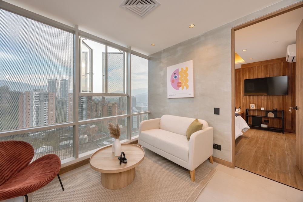 Executive Suite, 1 King Bed, Corner (QT) - Photo 7