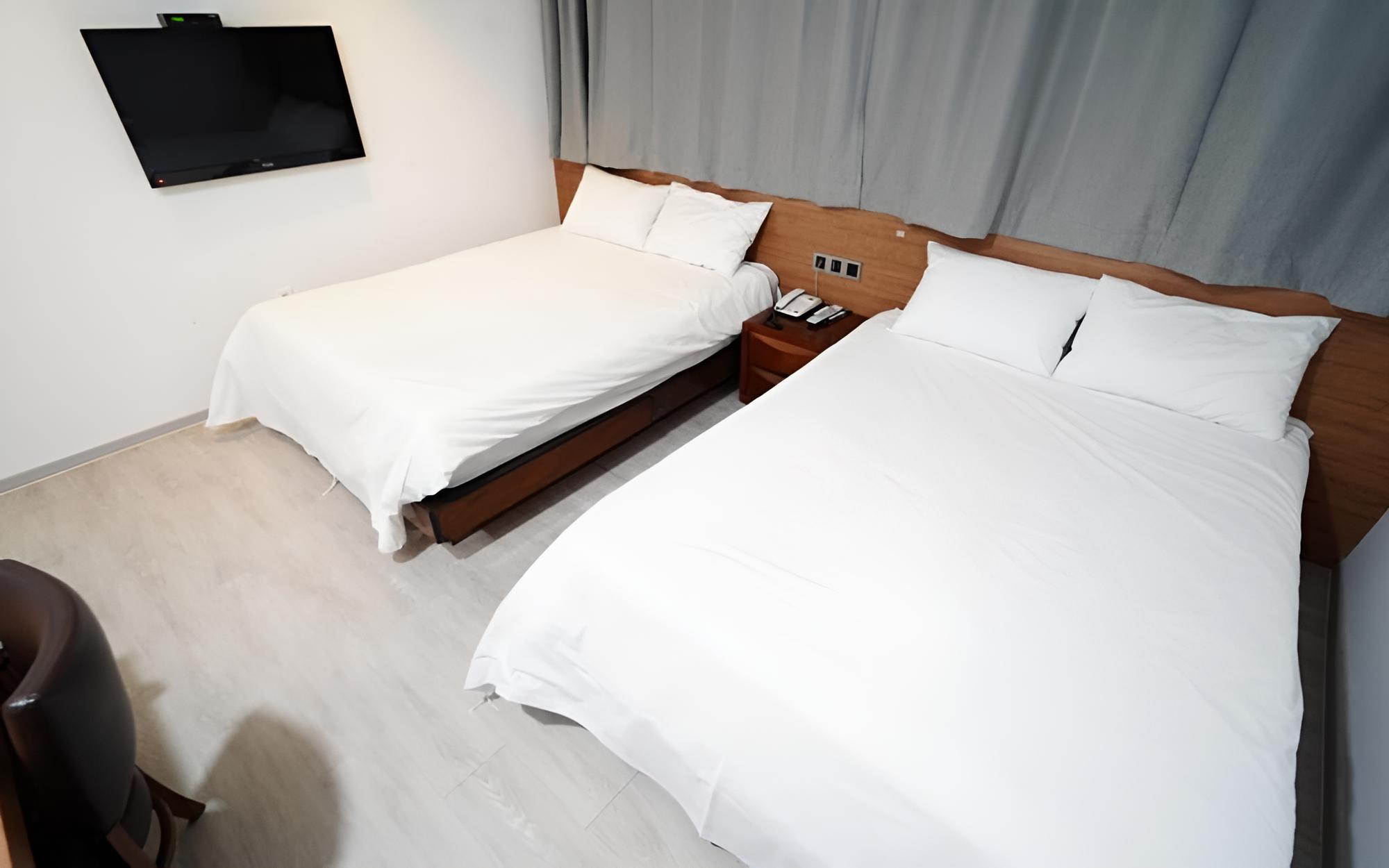 Room (Twin bed B) - Photo 2