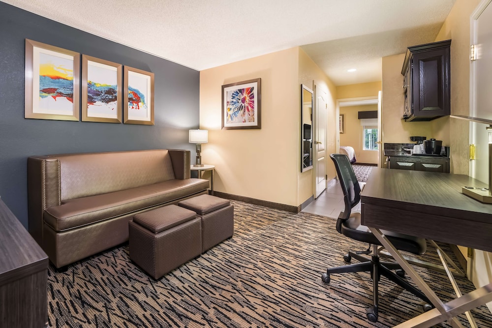 Suite, 2 Queen Beds, Non Smoking, Microwave (with Sofabed) - Photo 2