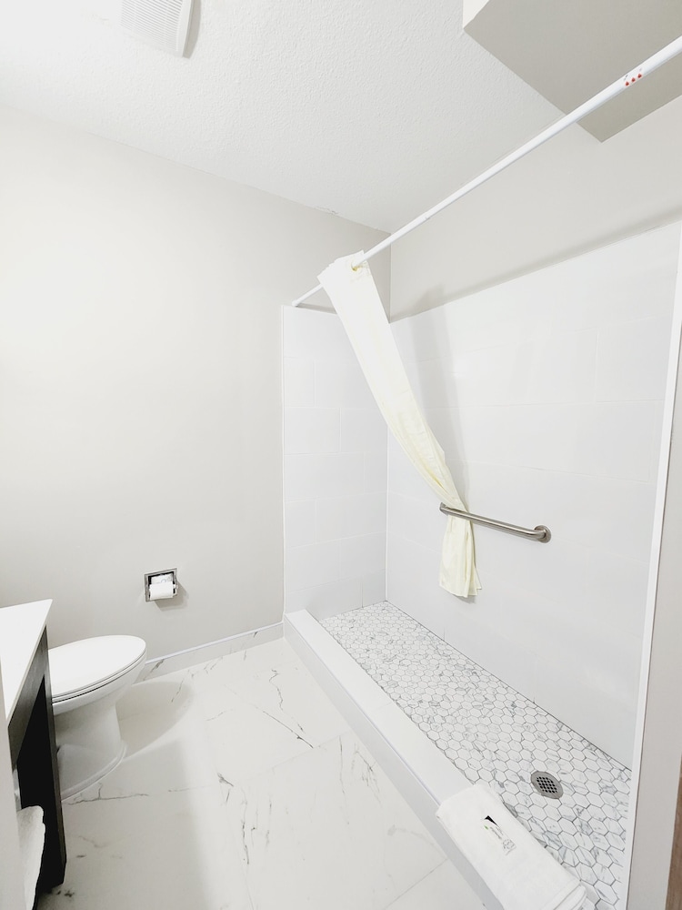 Suite, Non Smoking (2 King Beds) - Photo 7