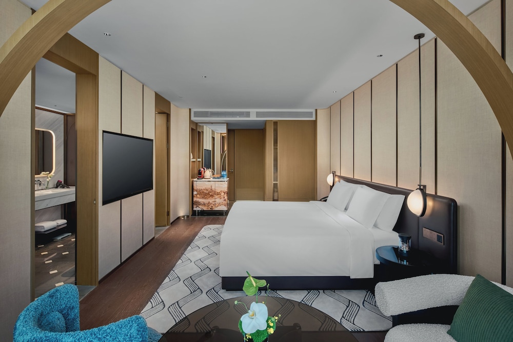 Premium Room, 1 King Bed, Accessible Bathtub, Bathtub (Garden View, Courtyard Access) photo 1