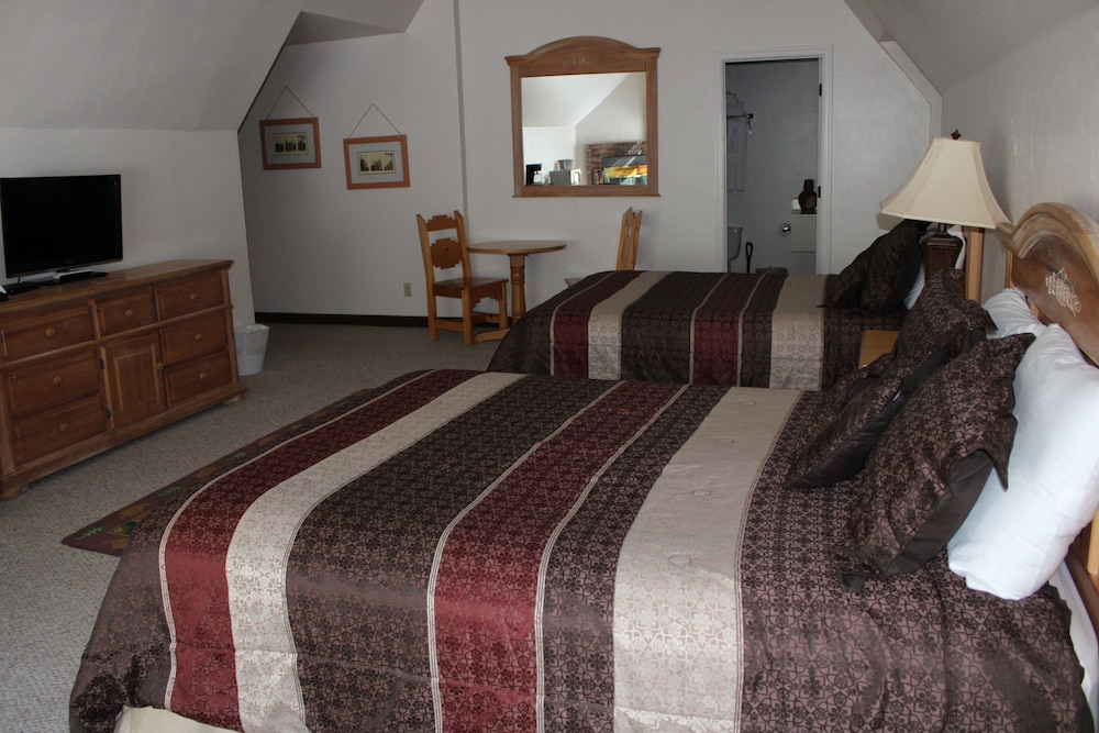 Family Room 402, 1 Bedroom, 3 Queen Beds