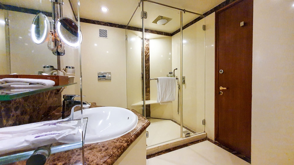 Club Room King Bed with Complimentary Airport Drop, Happy Hours