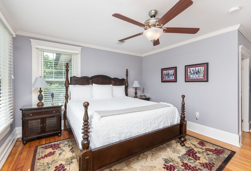 Romantic Room, 1 King Bed, Non Smoking, Private Bathroom (Cabernet Franc)