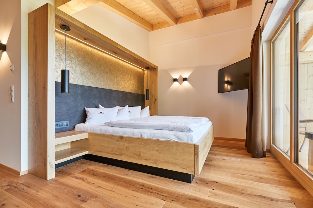 Exclusive Suite, 1 King Bed, Balcony, Valley View photo 1