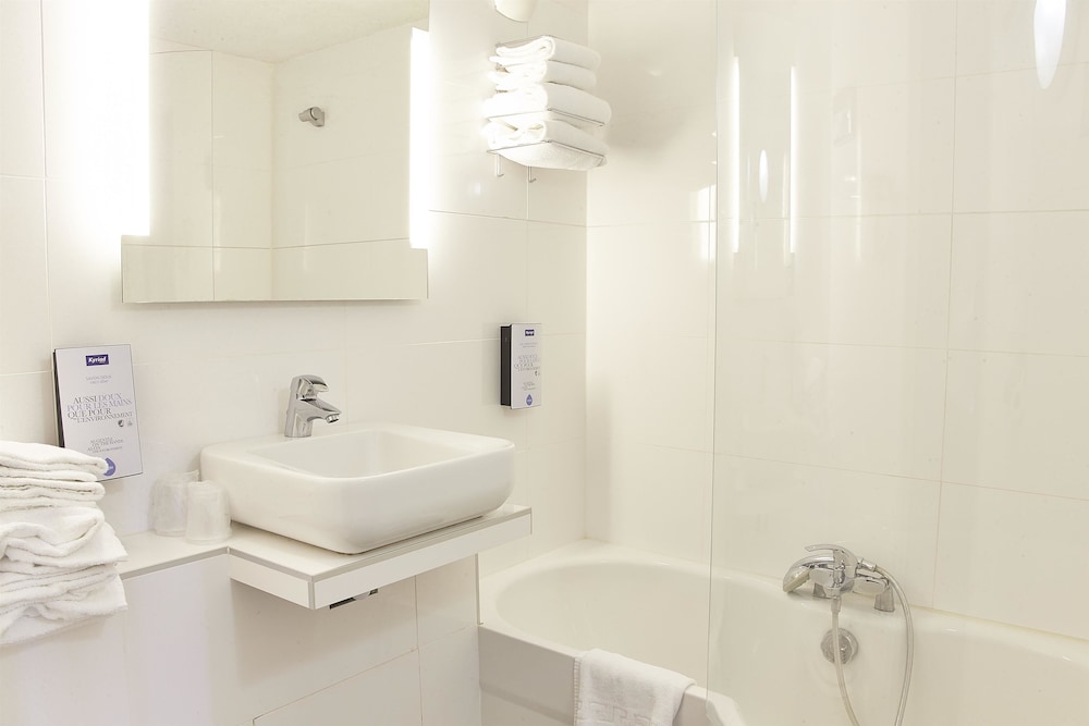 Standard Room, Multiple Beds - Photo 4