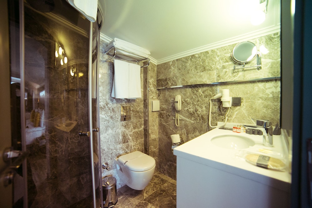 Honeymoon Suite, Jetted Tub photo 3
