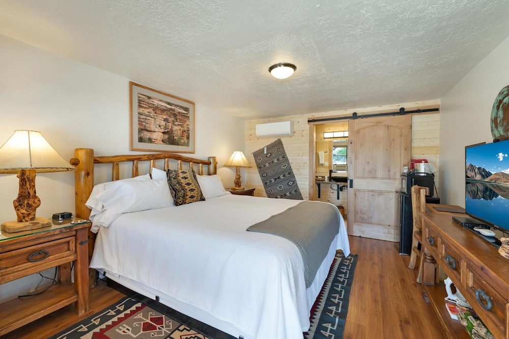 Standard Room, 1 King Bed photo 1