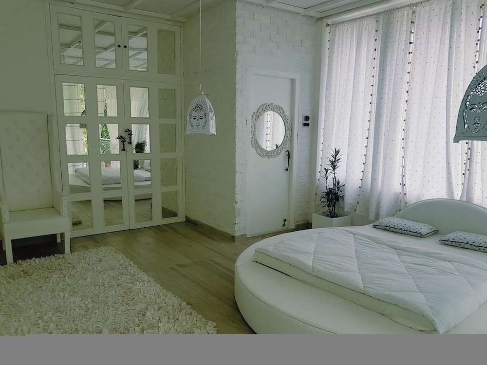 Designer White Room photo 1
