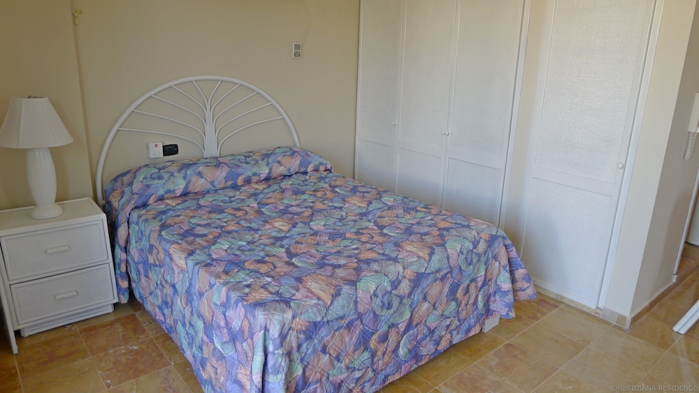 Basic Studio, 1 Queen Bed, Partial Sea View