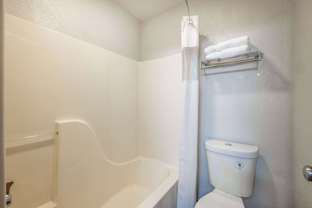 Room, 1 Queen Bed, Accessible, Non Smoking (Bathtub w/ Grab Bars) photo 2