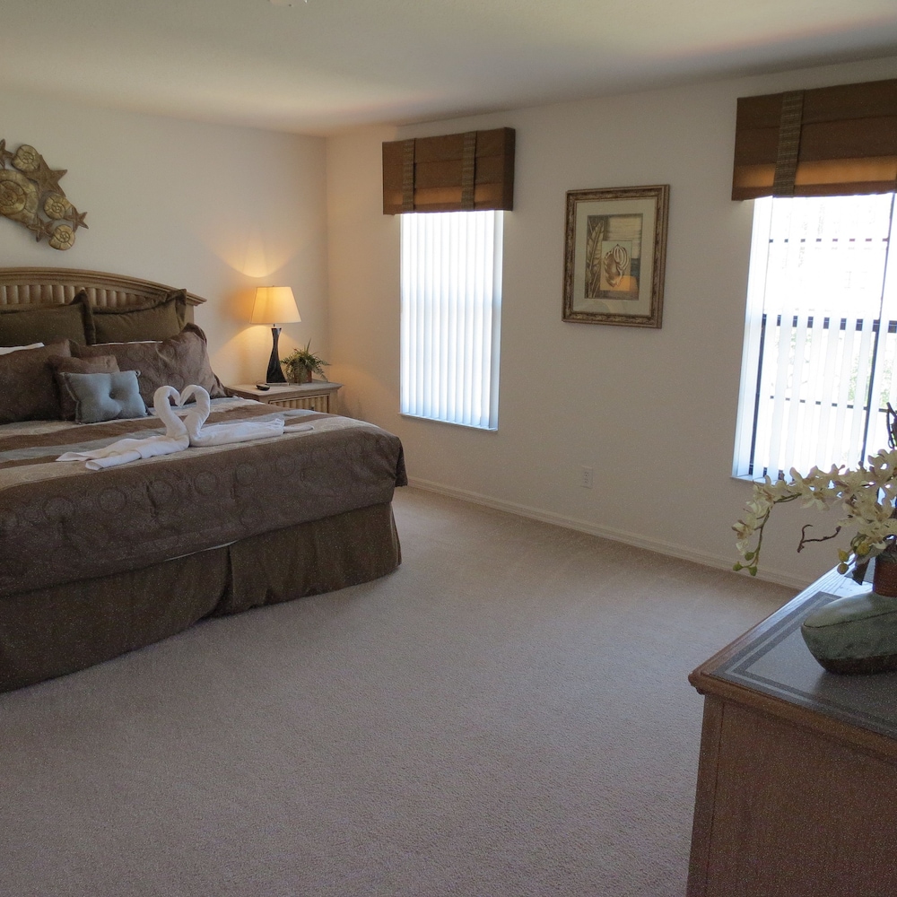 Deluxe House, 5 Bedrooms, Private Pool and Spa