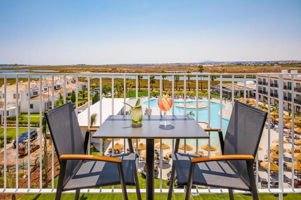 Standard Double Room, Pool View - Photo 8