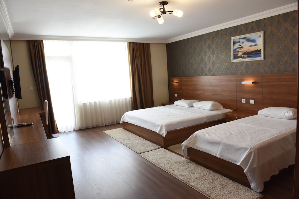 Deluxe Triple Room, Multiple Beds photo 2