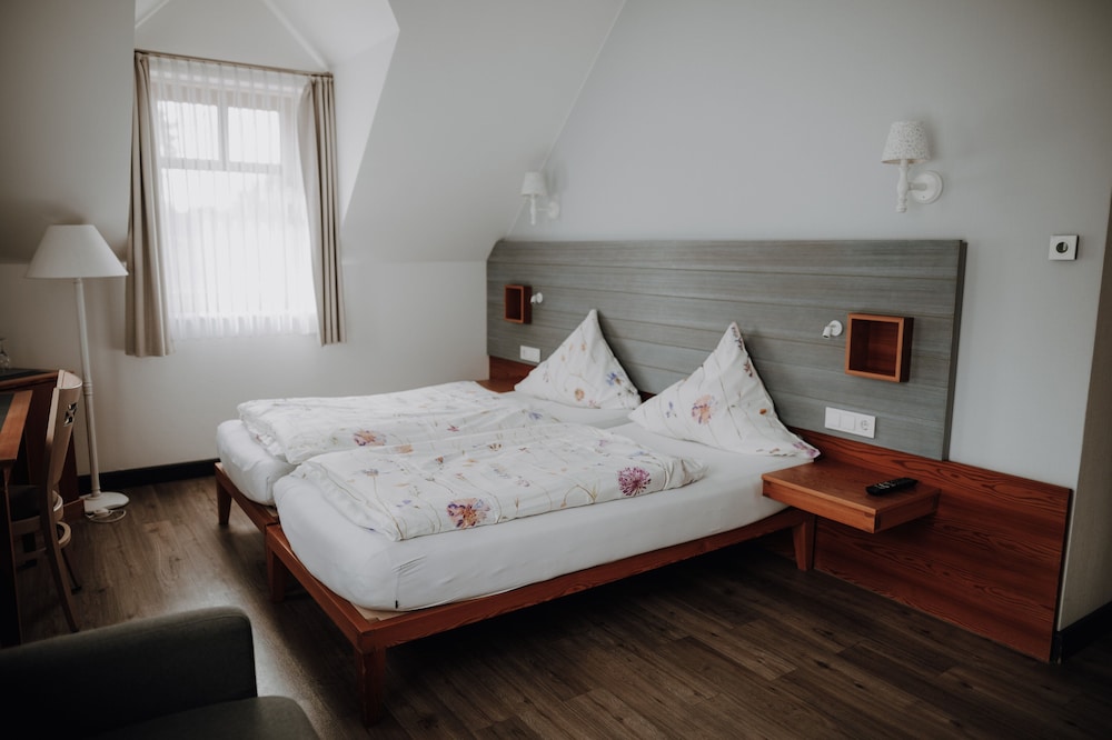 Comfort Double Room, 1 King Bed, Non Smoking, Balcony photo 2
