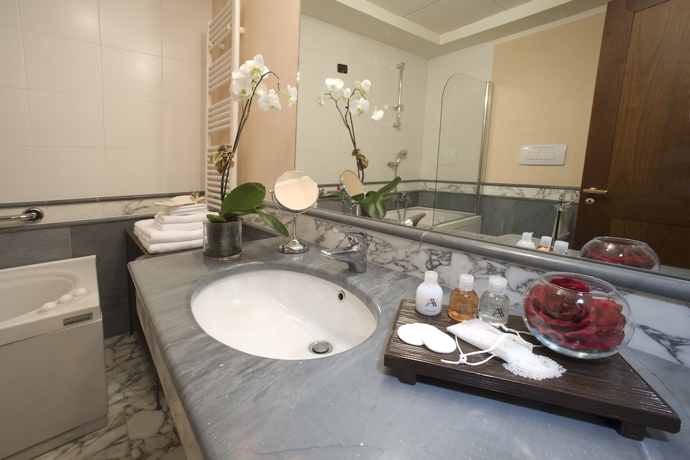 Deluxe Double Room Single Use - Photo 5