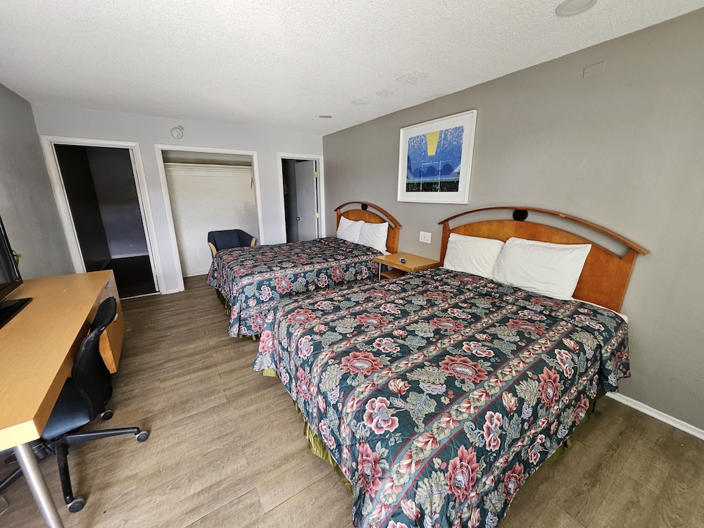 Deluxe Room, 2 Queen Beds photo 3