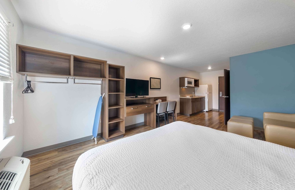 Standard Studio, 1 Queen Bed, Non Smoking, Refrigerator & Microwave photo 2