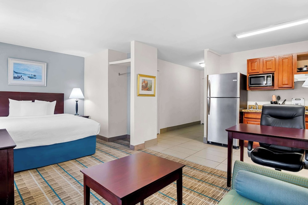 Suite, 1 Queen Bed, Non Smoking - Photo 2