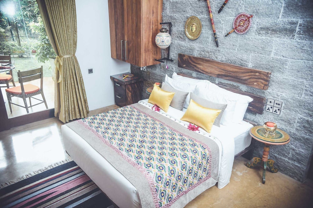 Junior Suite, 1 Queen Bed, Garden View, Courtyard Area