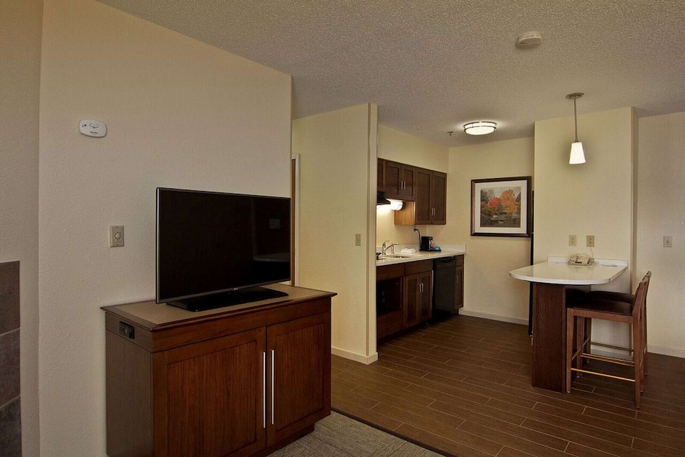 Suite, 1 King Bed, Accessible, Kitchen (Hearing, Tub/Shower Combo) - Photo 3