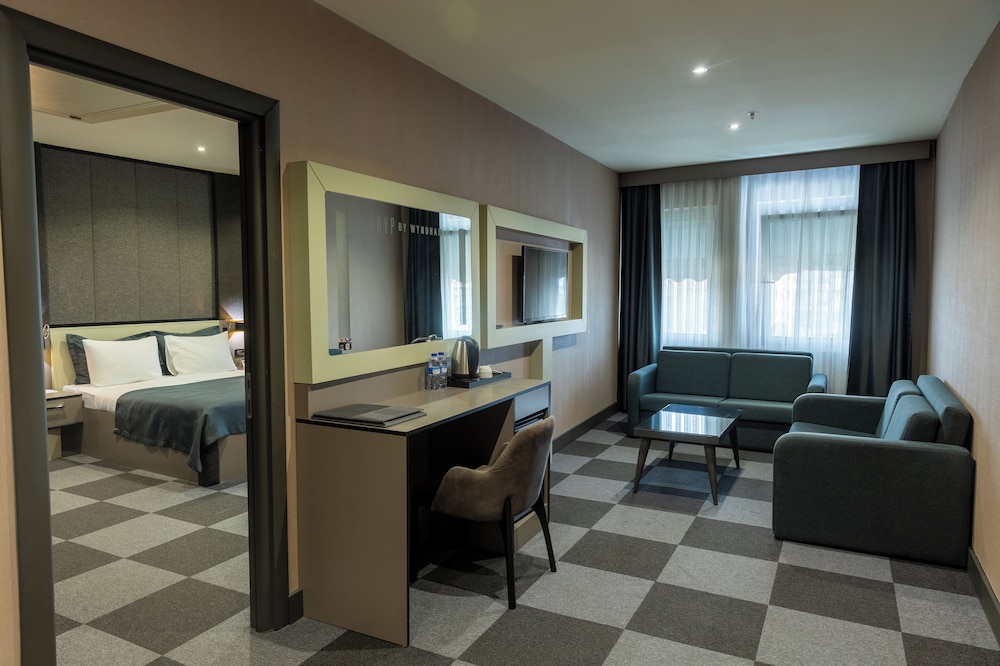 Suite, 1 King Bed, Smoking photo 1