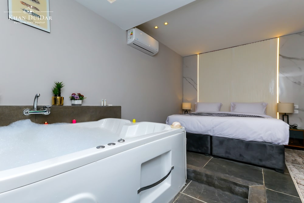 King Suite Jacuzzi Pyramids View Balcony - Photo 20