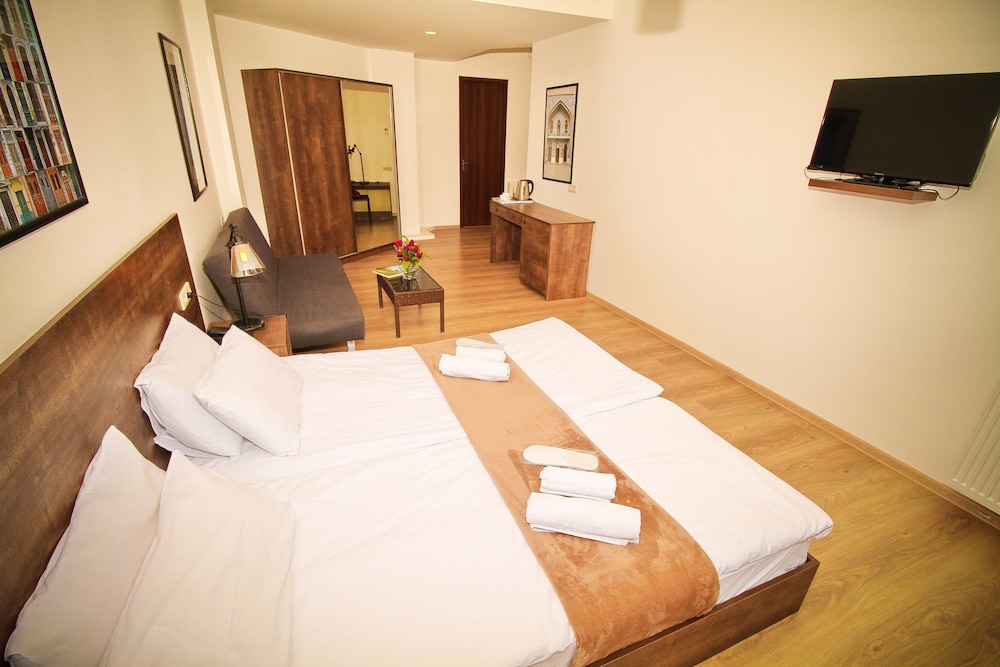 Twin Room (with extra bed) photo 3