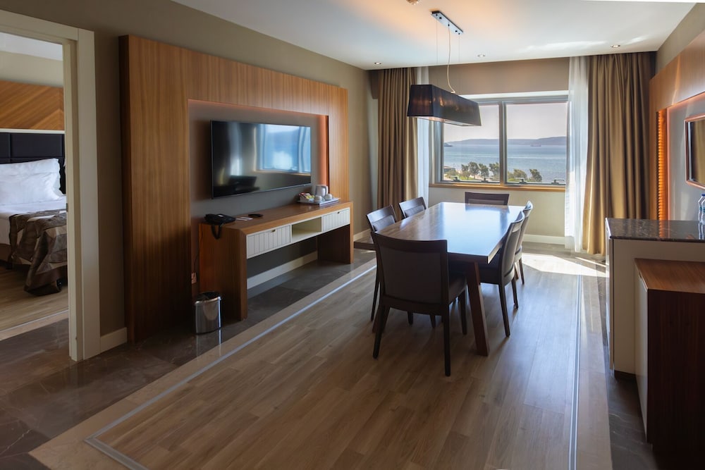 PRESIDENTIAL SUITE WITH BOSPHORUS VIEW photo 3