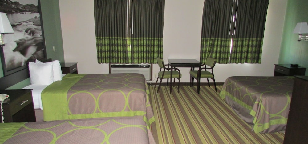 Standard Room, Multiple Beds, Non Smoking - Photo 2