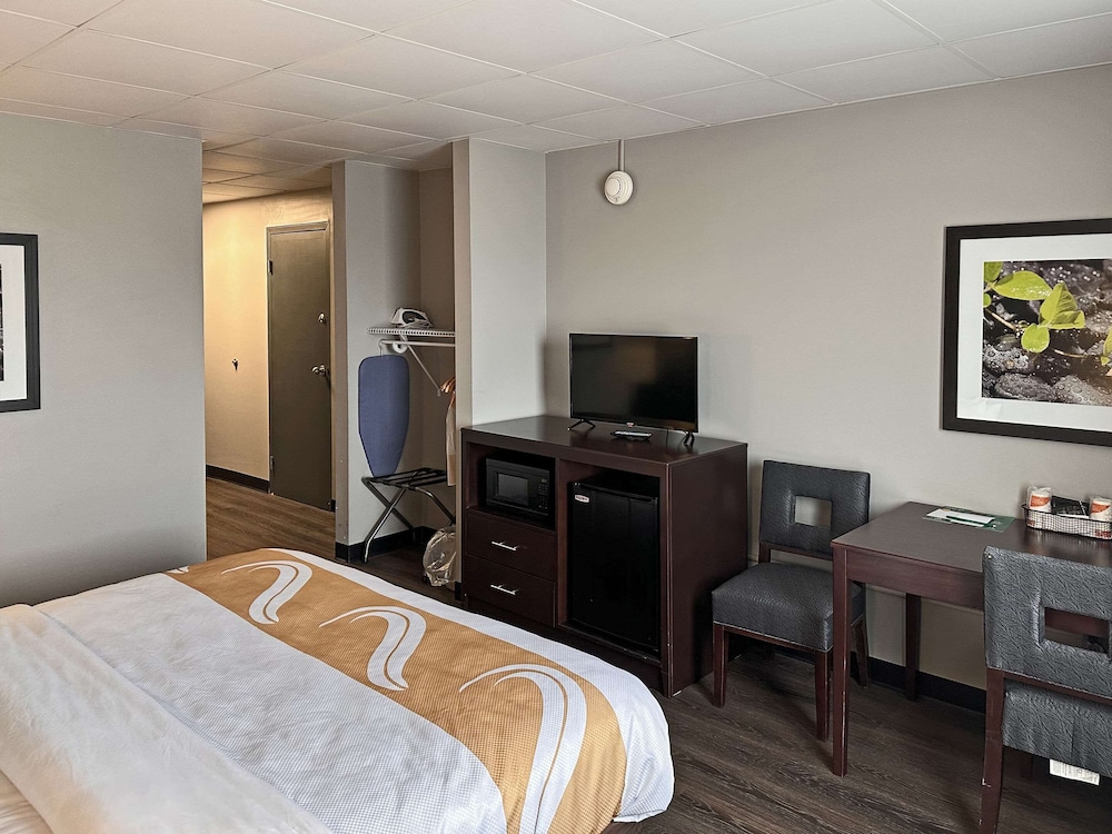 Room, 1 King Bed, Non Smoking (Accessible) - Photo 2