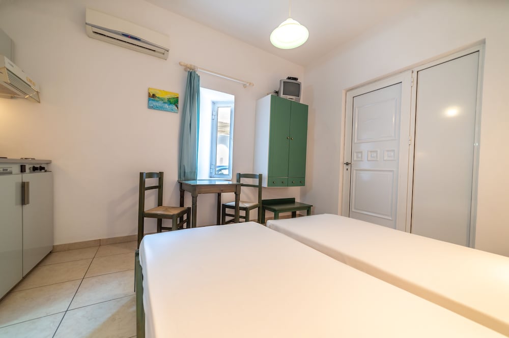 Basic Twin Room (Small Window), Terrace - Photo 5