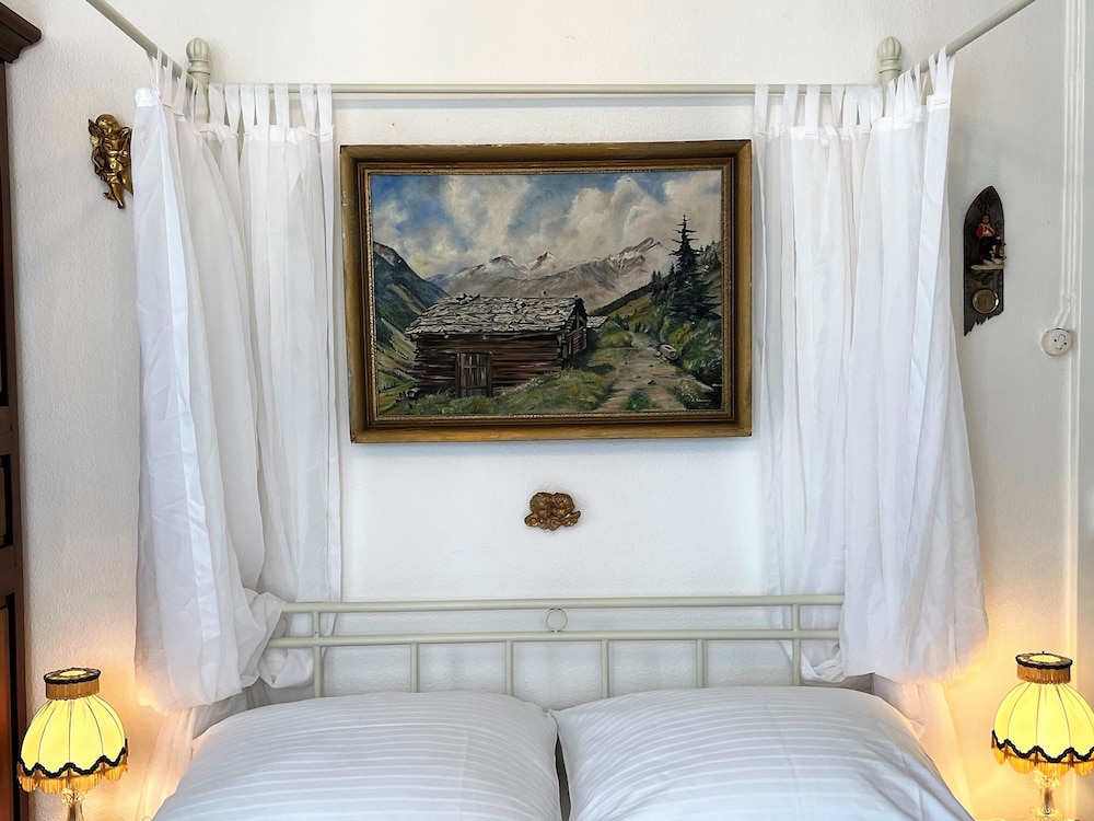 Deluxe Room, 1 Queen Bed, Non Smoking, Shared Bathroom photo 1
