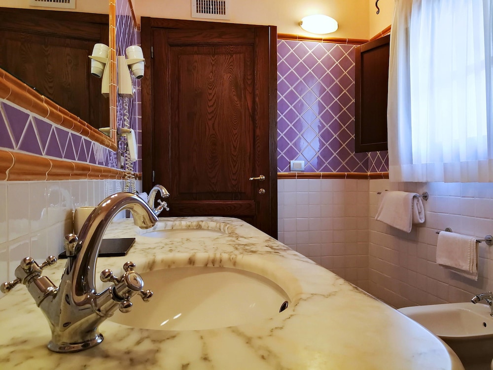 Double Room - Photo 11