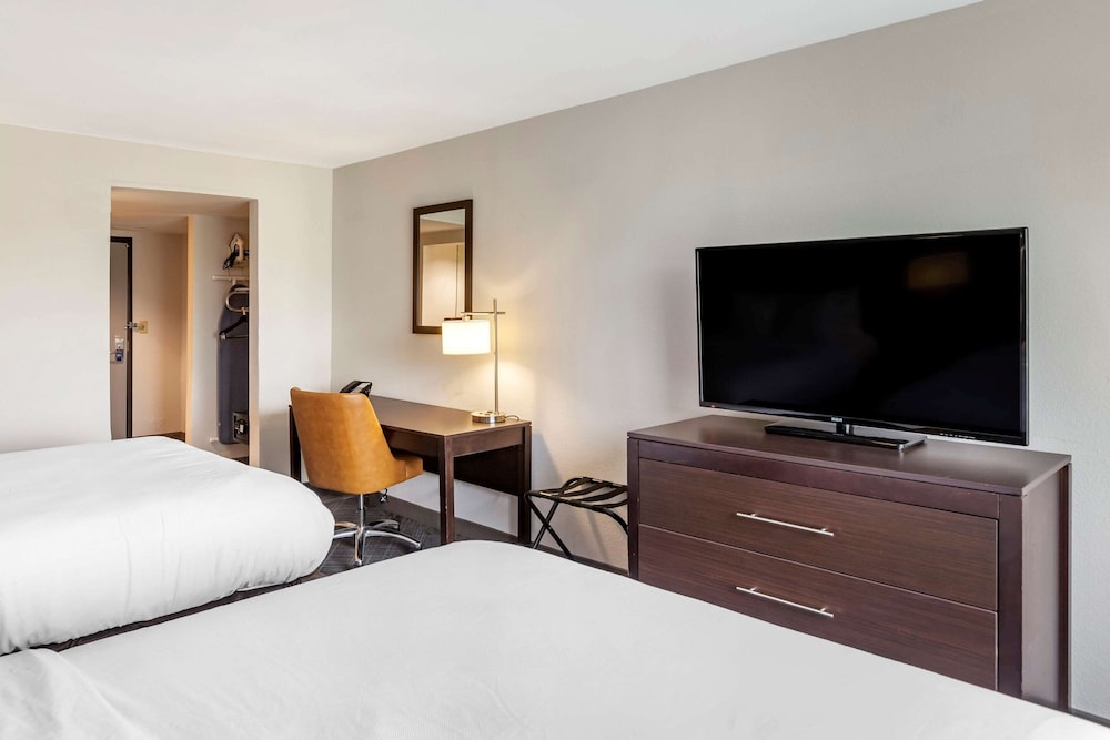 Room, 2 Queen Beds, Accessible, Non Smoking - Photo 3