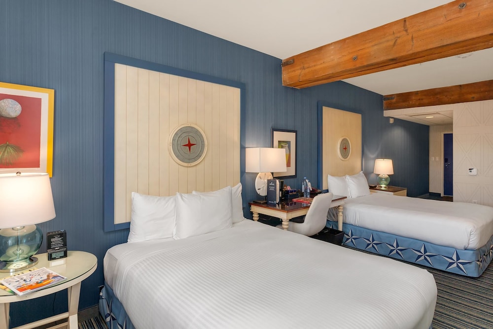 Room, 2 Queen Beds, City View thumbnail 5