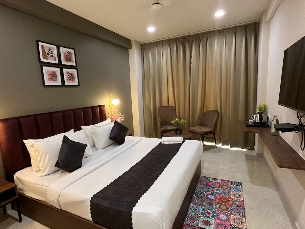 Superior Room with Balcony - Photo 15