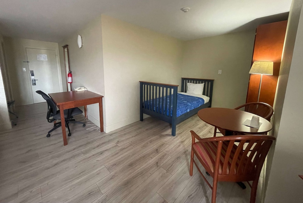 Upgraded, Room, 2 Queen Beds, Non Smoking - Photo 2