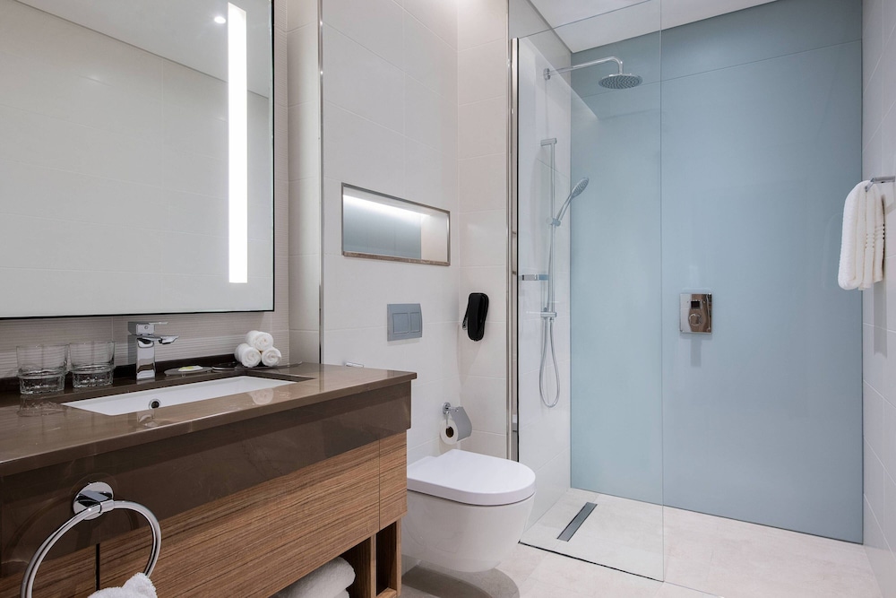 Studio Suite, 1 King Bed, Balcony, City View photo 2