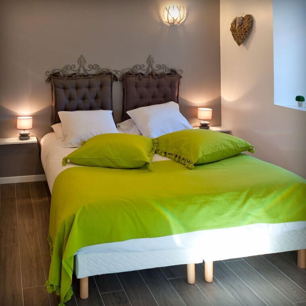 Double Room, 1 Queen Bed, Courtyard View (Agate) photo 2