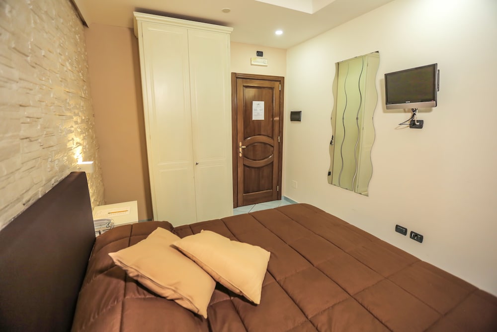 Standard Double Room, Accessible - Photo 1
