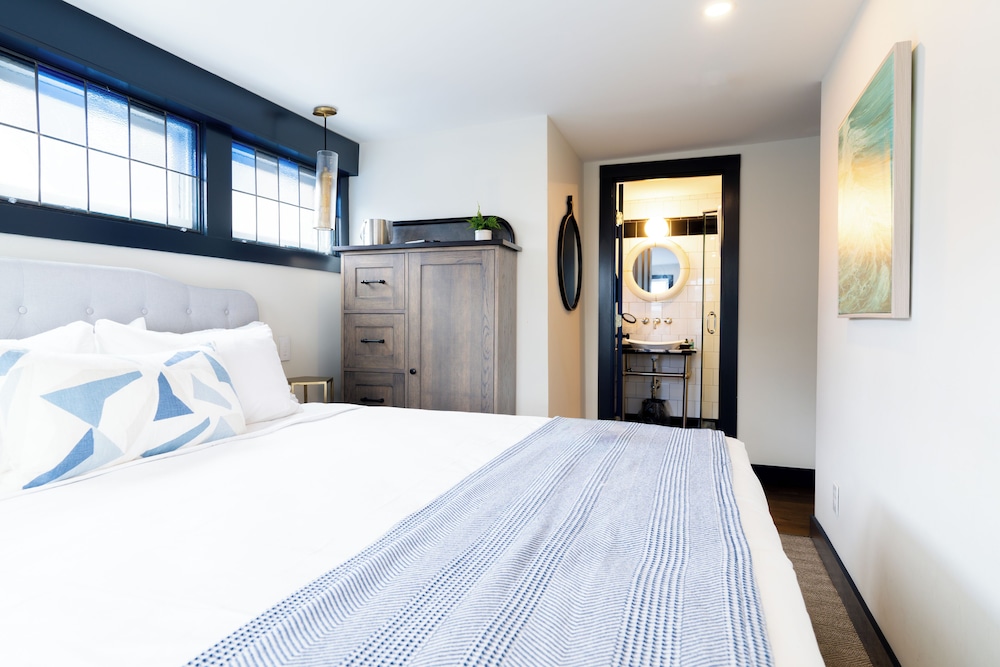 Standard Room, 1 King Bed photo 3