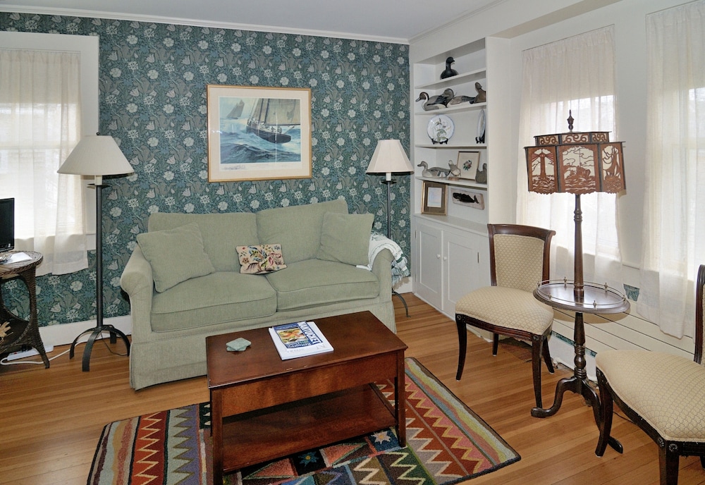 Deluxe Room, 1 Queen Bed with Sofa bed photo 2